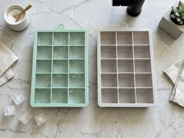 Set 2 khay đá silicone loại 15 viên Mirai (màu ghi, màu xanh)