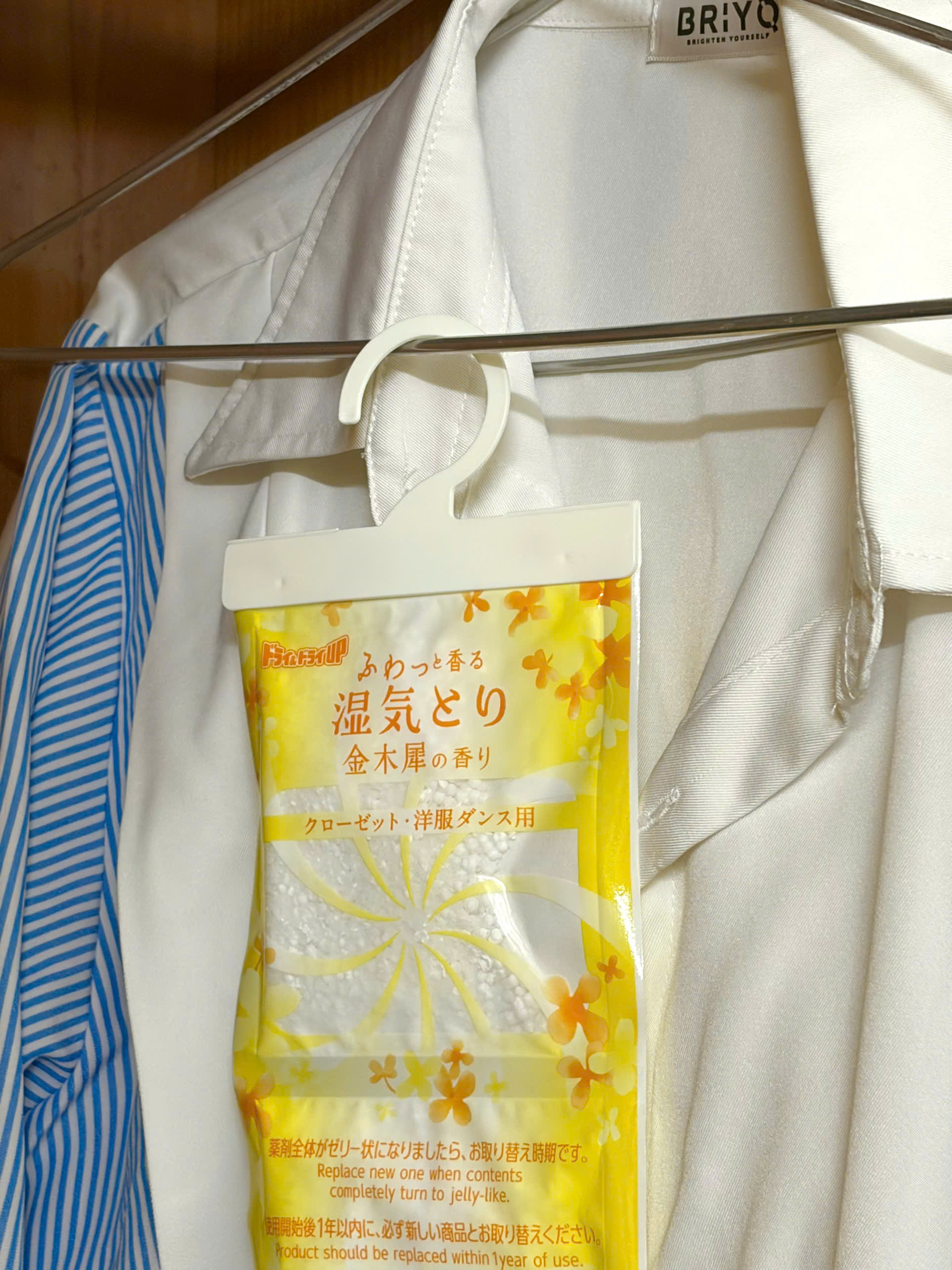 Gói 4 túi chống ẩm mốc và làm thơm tủ quần áo hương hoa mộc vàng Hakugen (dạng treo, 1 túi 2 ngăn)