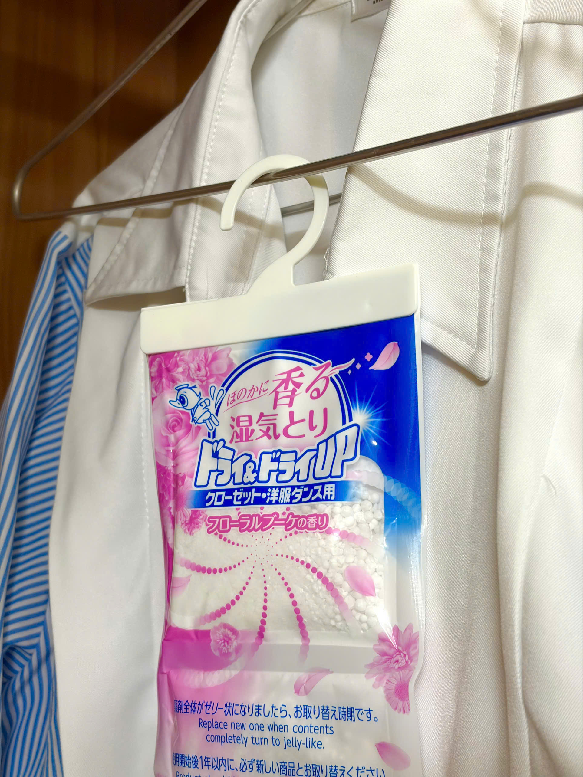 Gói 4 túi chống ẩm mốc và làm thơm tủ quần áo hương hoa hồng Hakugen (dạng treo, 1 túi 2 ngăn)