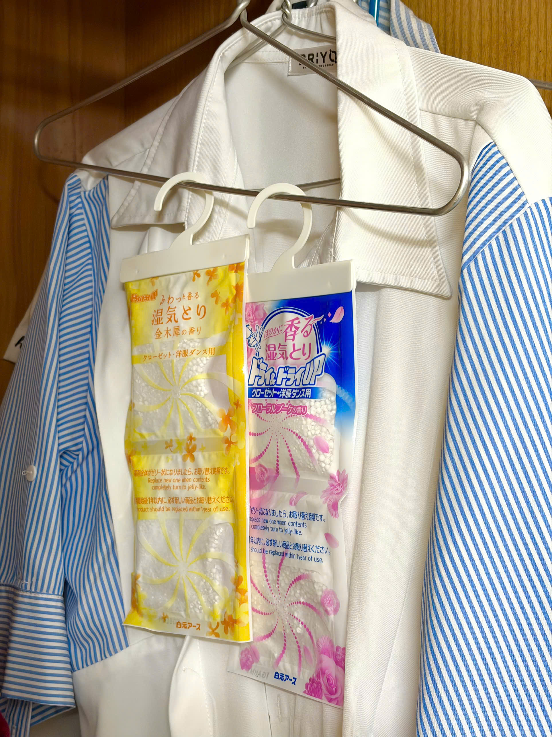 Gói 4 túi chống ẩm mốc và làm thơm tủ quần áo hương hoa hồng Hakugen (dạng treo, 1 túi 2 ngăn)