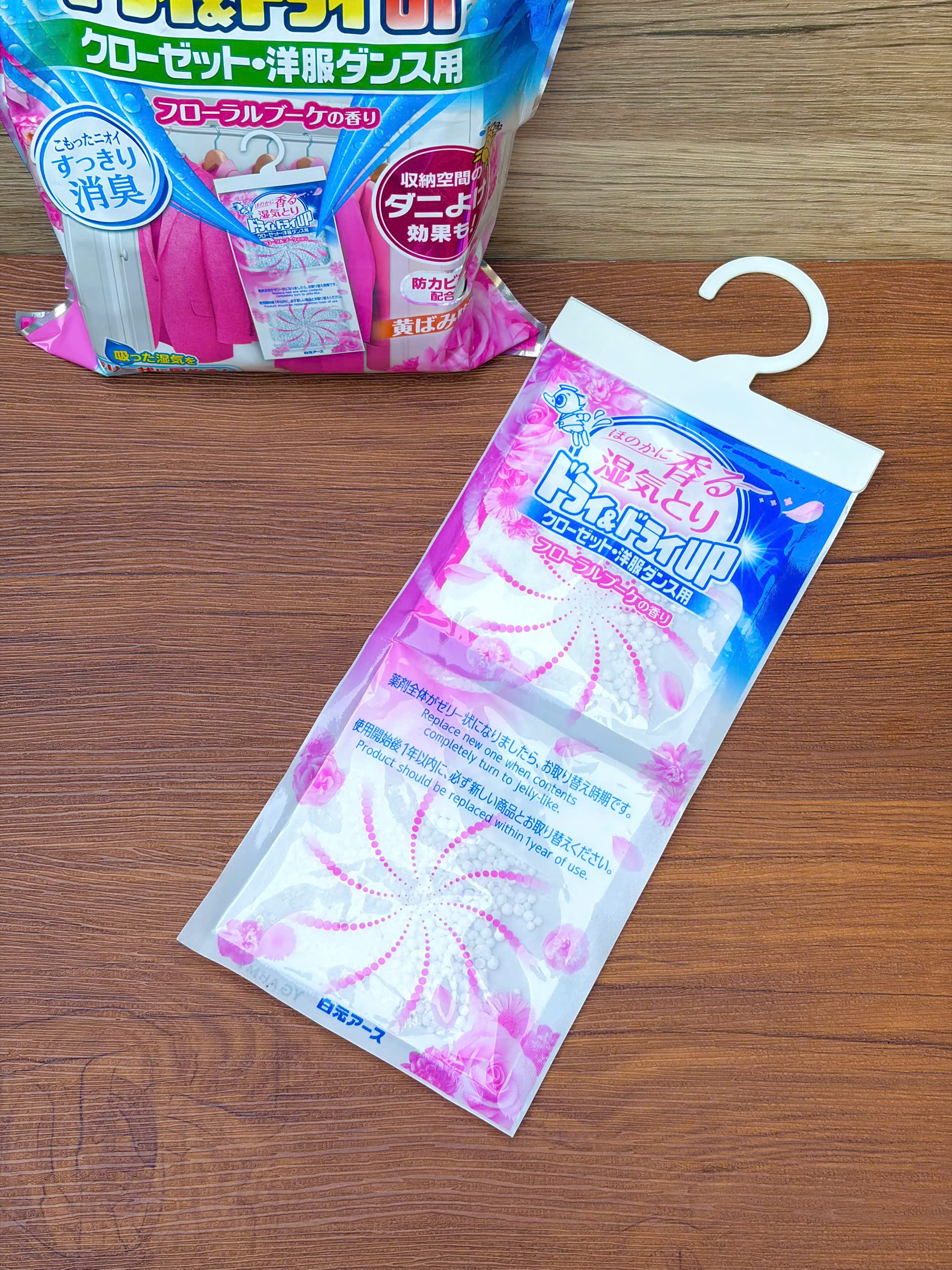 Gói 4 túi chống ẩm mốc và làm thơm tủ quần áo hương hoa hồng Hakugen (dạng treo, 1 túi 2 ngăn)