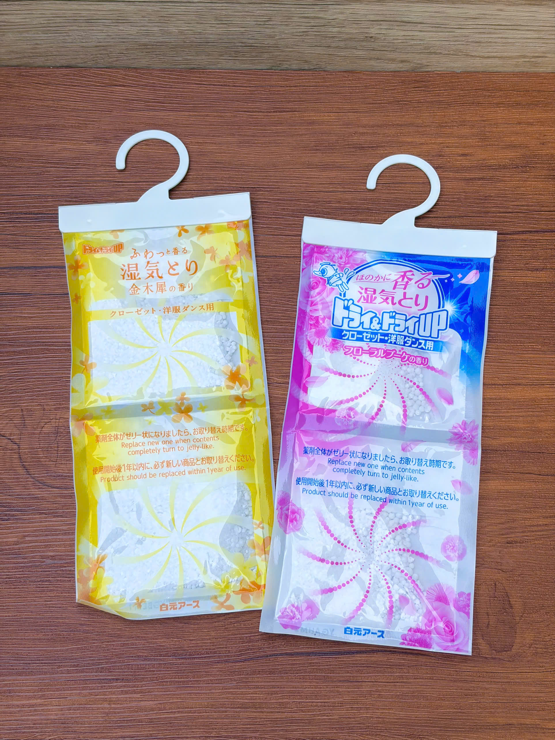 Gói 4 túi chống ẩm mốc và làm thơm tủ quần áo hương hoa hồng Hakugen (dạng treo, 1 túi 2 ngăn)