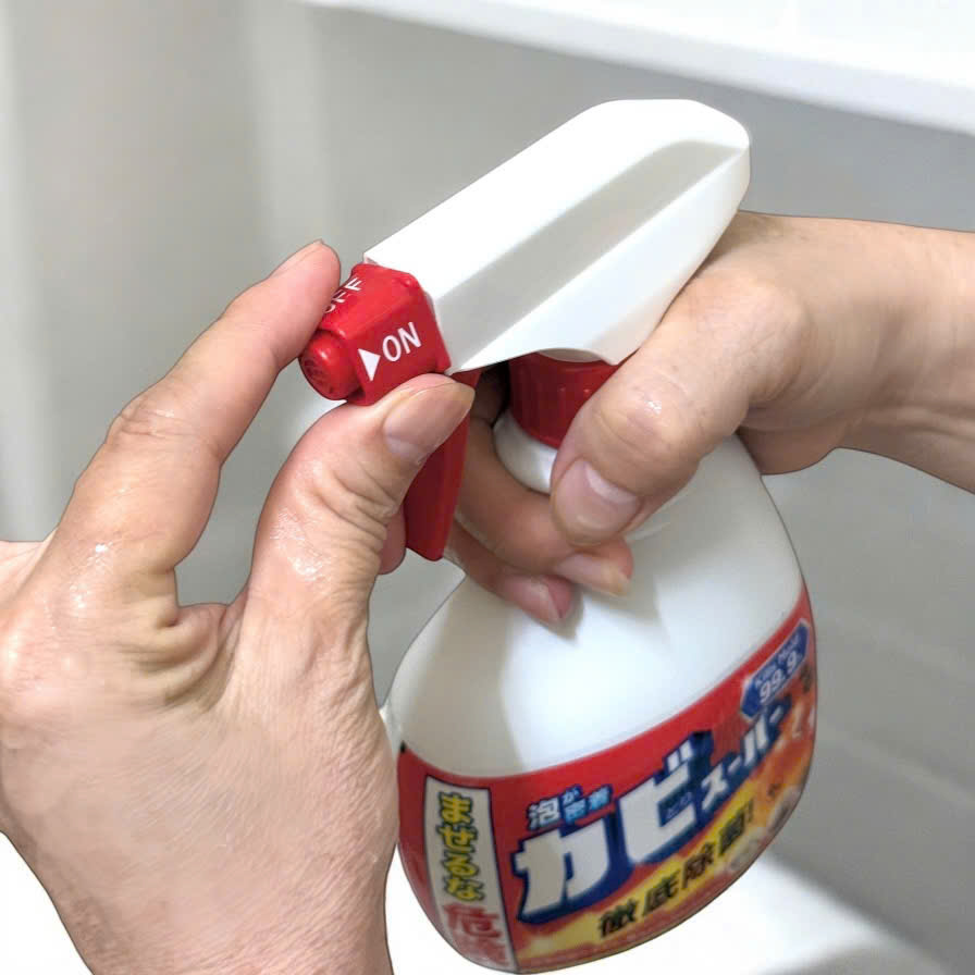 Chai xịt tẩy nấm mốc dạng bọt Mitsuei 400ml Nhật Bản