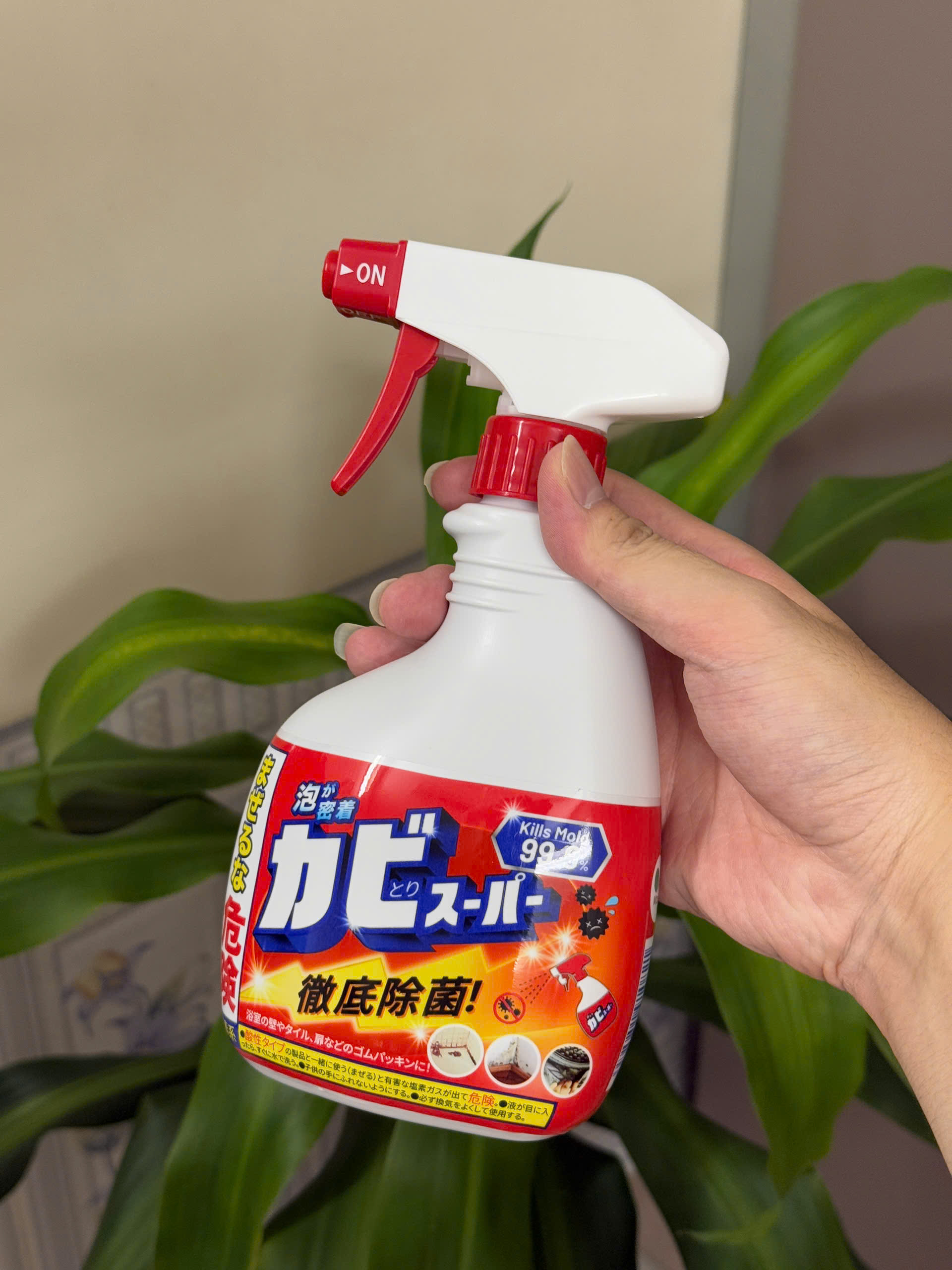 Chai xịt tẩy nấm mốc dạng bọt Mitsuei 400ml Nhật Bản