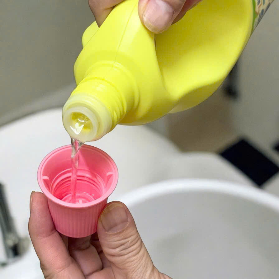 Nước tẩy dùng cho quần áo màu Mitsuei (can 1000ml)