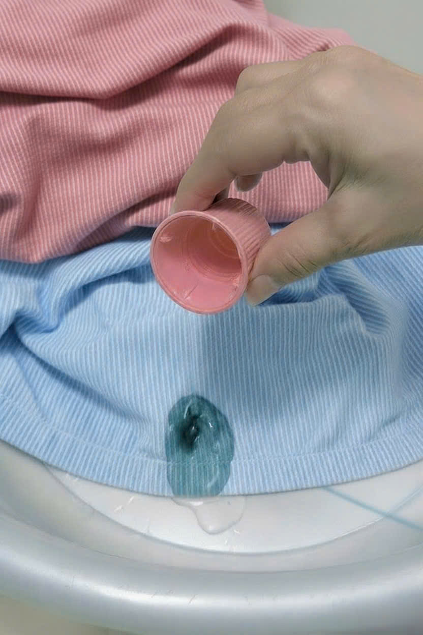 Nước tẩy dùng cho quần áo màu Mitsuei (can 1000ml)