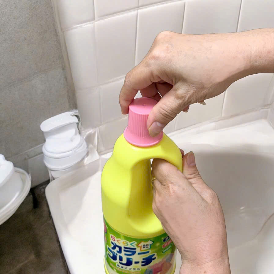 Nước tẩy dùng cho quần áo màu Mitsuei (can 1000ml)